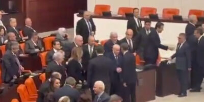 Özgür Özel ve Devlet Bahçeli, Meclis Genel Kurulu’nda tokalaştı