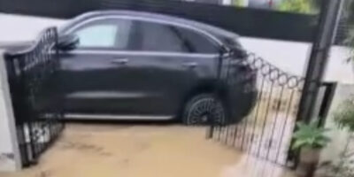 KKTC’de şiddetli yağış sonrası sokak ve caddeleri su bastı