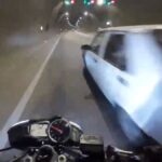 Motosiklet ile otomobilin sol şerit kavgası: O anlar kask kamerasında