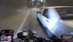 Motosiklet ile otomobilin sol şerit kavgası: O anlar kask kamerasında