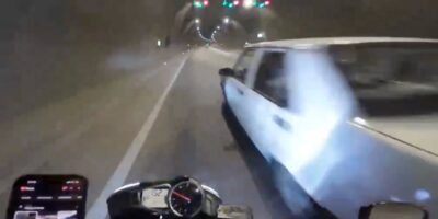 Motosiklet ile otomobilin sol şerit kavgası: O anlar kask kamerasında